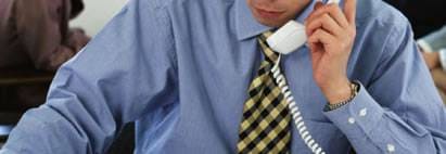 電話確認する男性