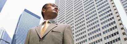 ビジネス街でたたずむ人