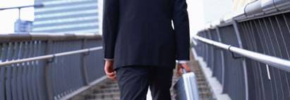 階段を上がる男性