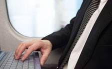 車内で仕事をする人